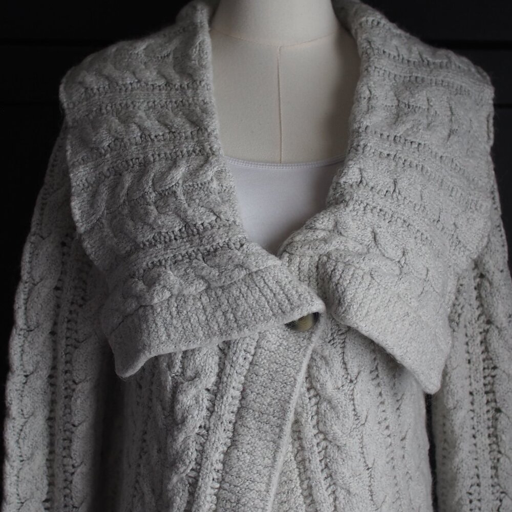 Splendor! | Wool Blend, Cable Knit, Collared Cardigan - Picture 3 of 8